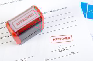 Tampon automatique sur le document du contrat accord approuvé permis de papier
