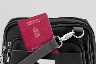 gros plan sur le passeport hongrois dans un sac de voyage noir