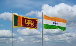 Drapeaux de l'Inde et du Sri Lanka flottant ensemble sur un ciel bleu nuageux, relation entre deux pays