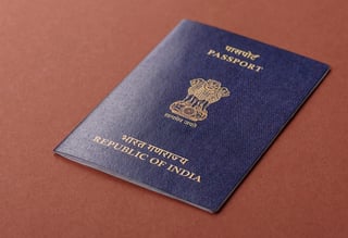 Pasaporte indio sobre fondo marrón