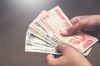 Rupia indiana fuori valute valutate in 4 paesi