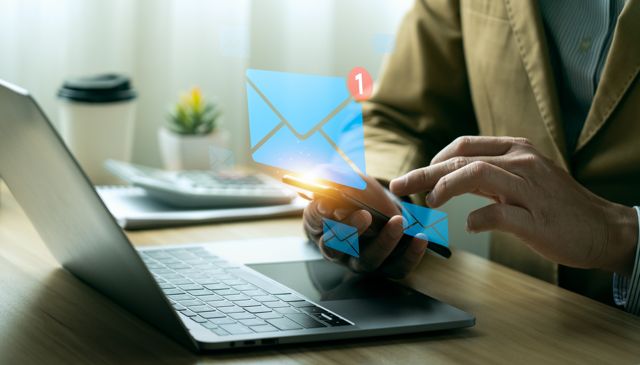 E-Mail-Marketing-Konzept: Geschäftsleute nutzen E-Mail, um Produkte oder Dienstleistungen online zu bewerben