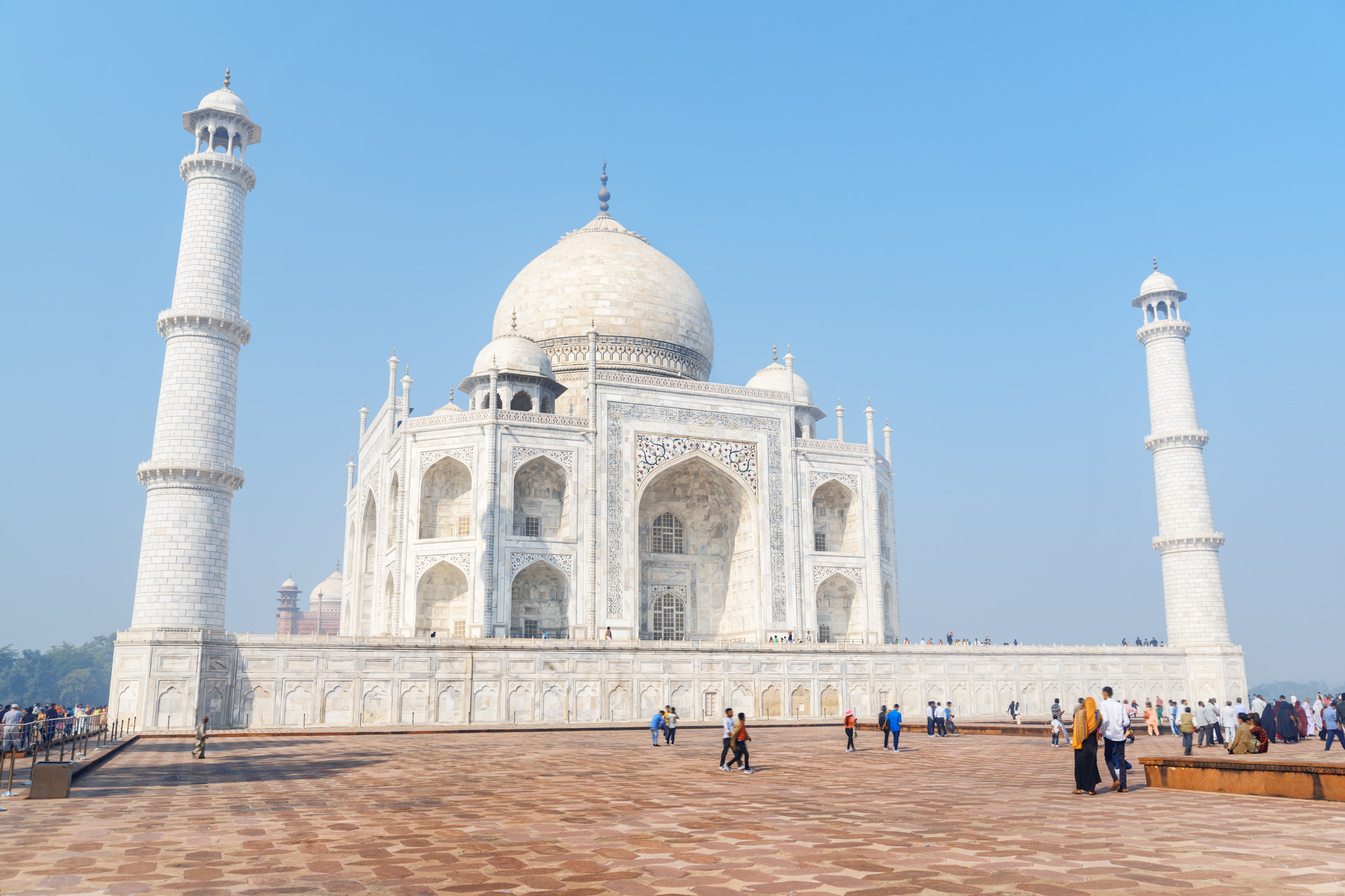 Großartige Ansicht des Taj Mahal vor blauem Himmel in Agra, Indien
