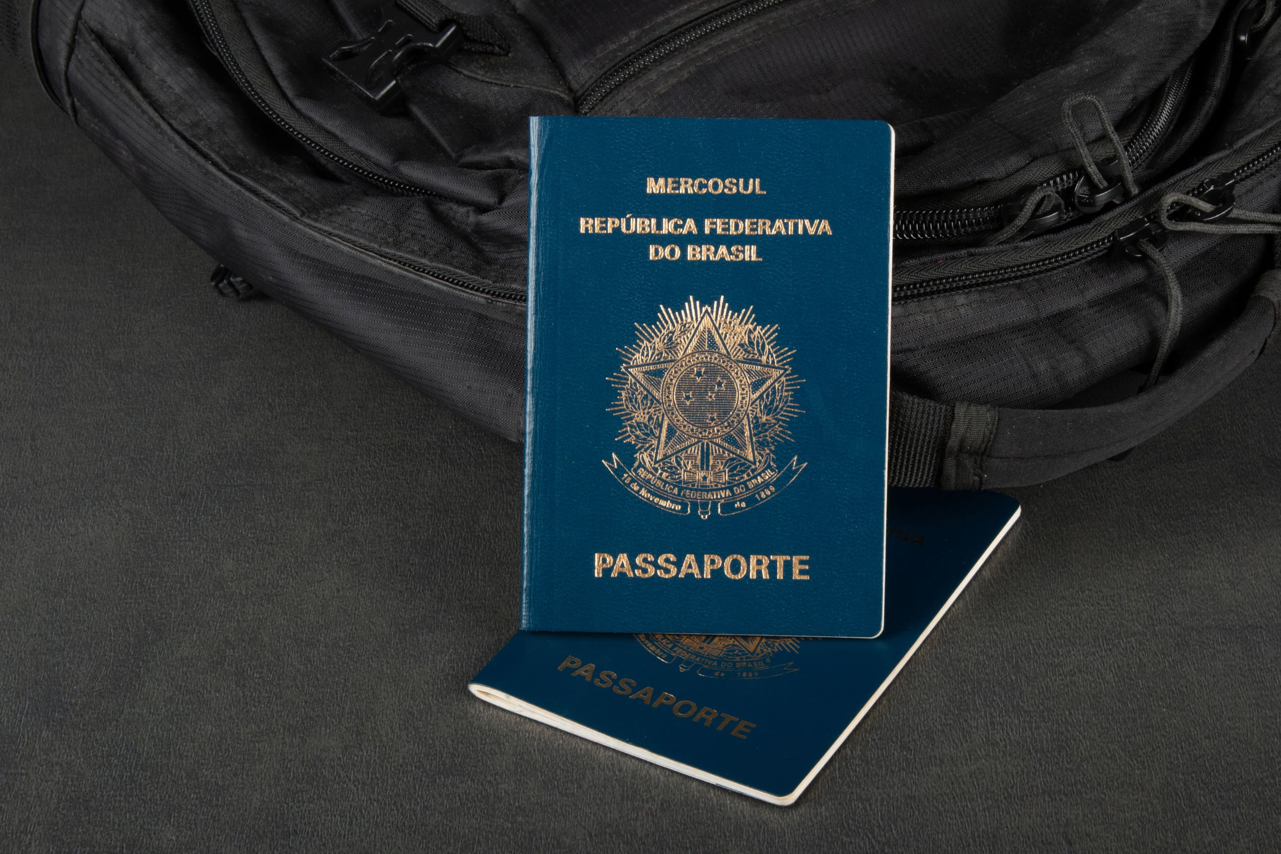 Brasilianischer Reisepass auf grauem Hintergrund mit Freiraum