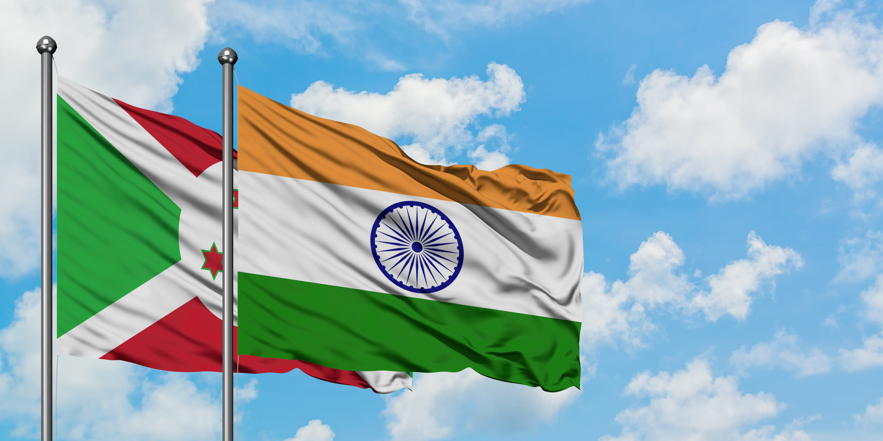 Burundi- und Indien-Flaggen wehen gemeinsam