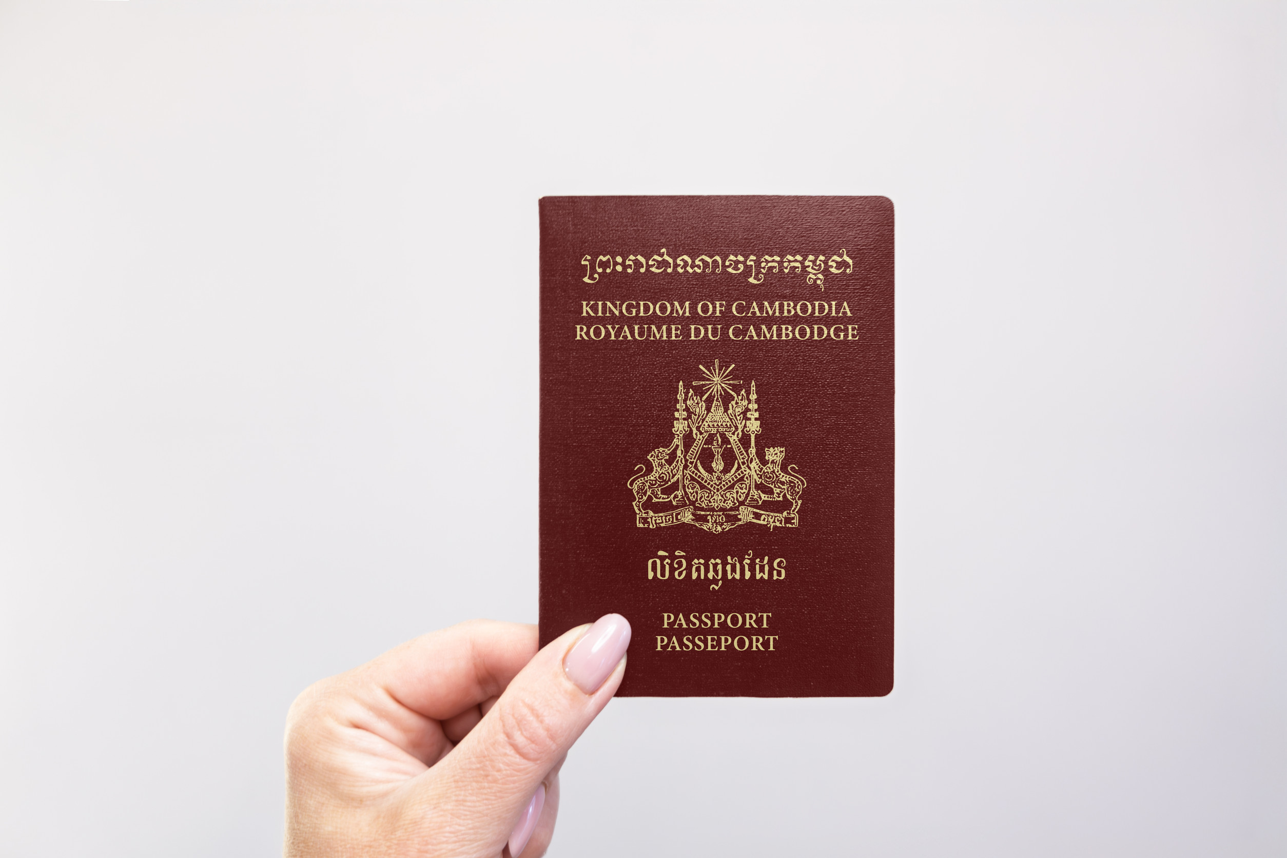 Nahaufnahme eines in der Hand gehaltenen kambodschanischen Reisepasses