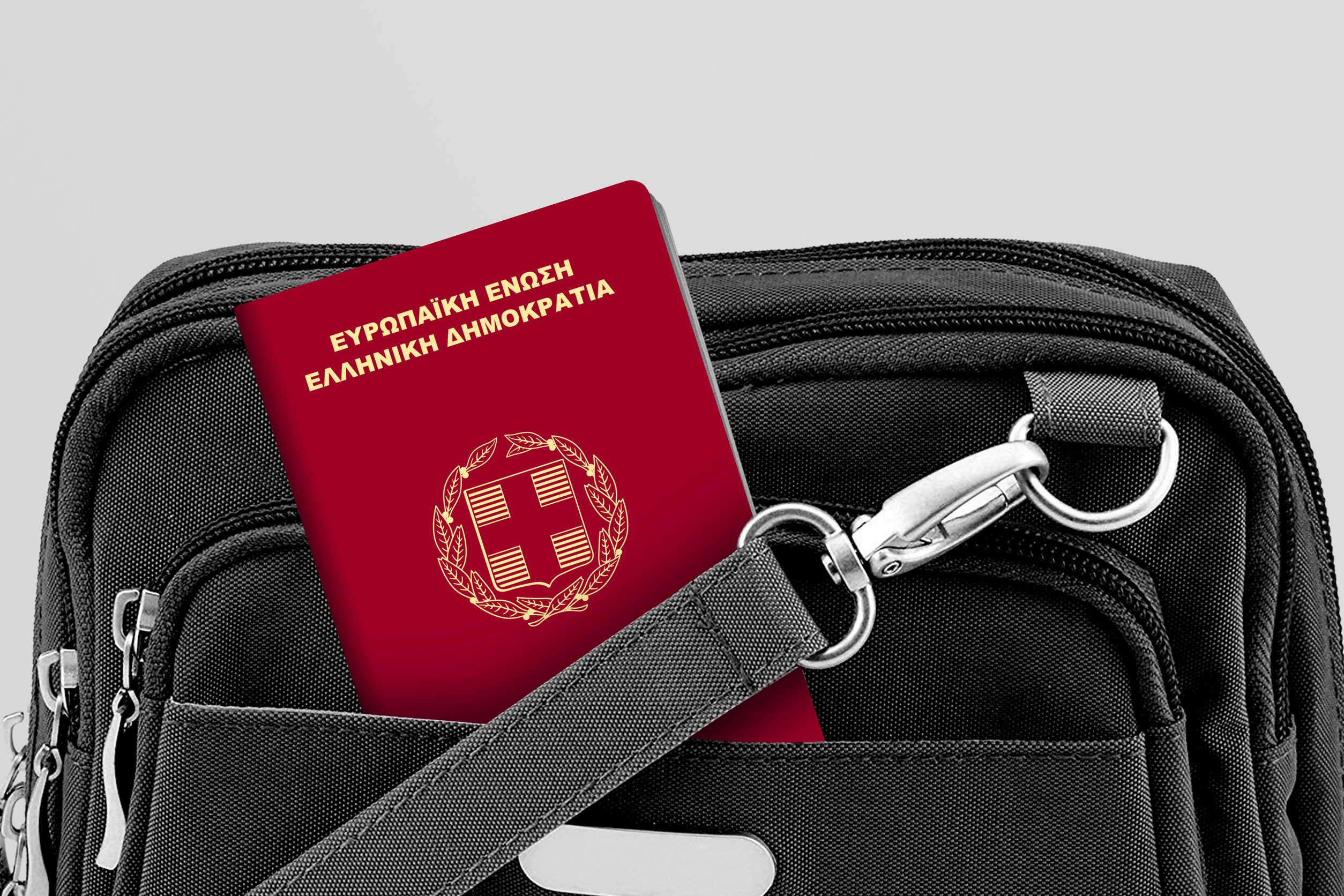 Nahaufnahme eines griechischen Reisepasses in der schwarzen Reisetasche
