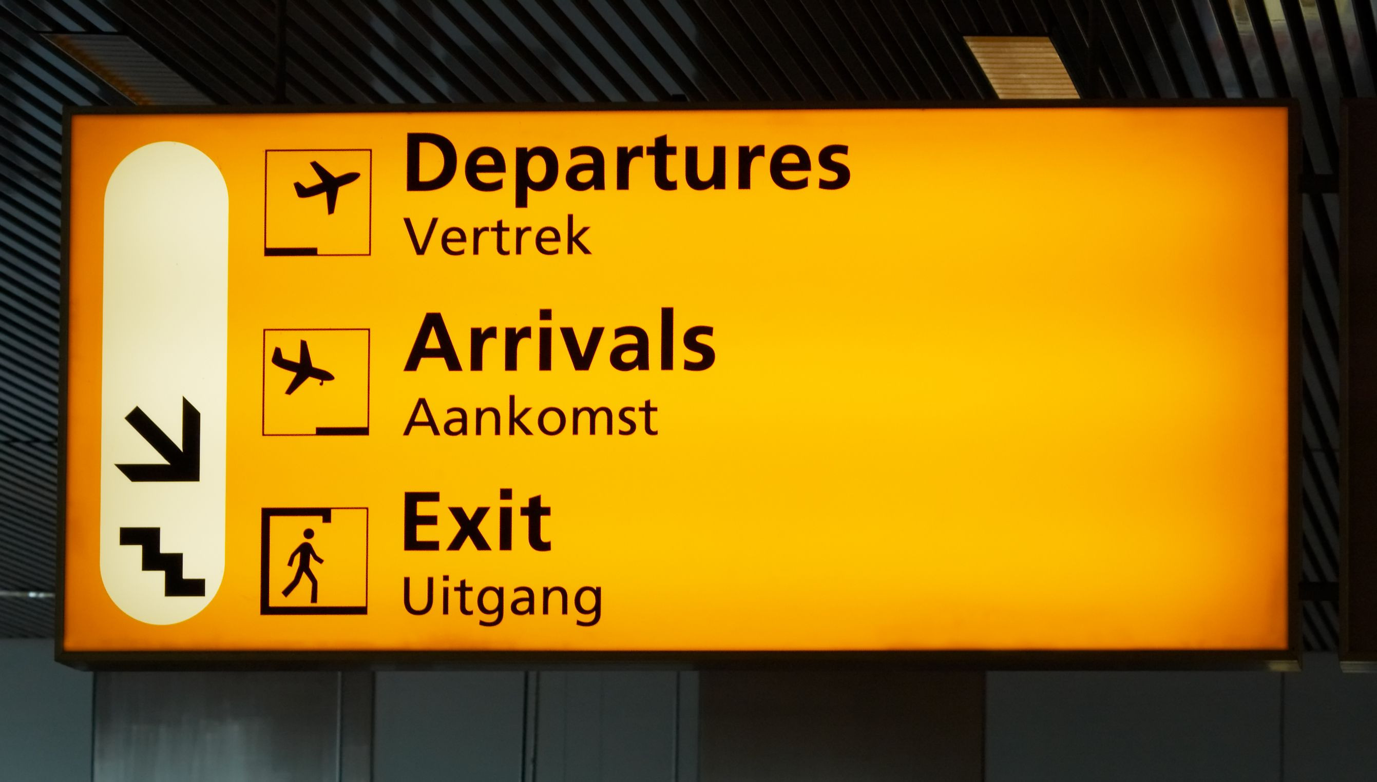 Abflug-Schild am Flughafen
