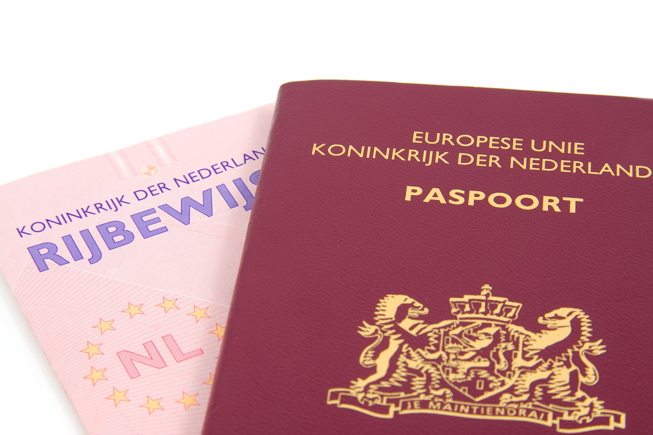 Niederländischer Reisepass und Führerschein auf weißem Hintergrund