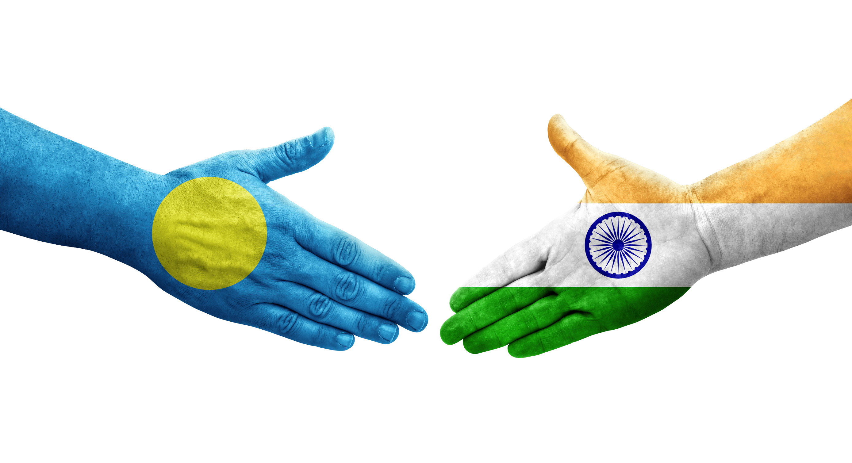 Händedruck zwischen Indien und Palau, Flaggen auf Händen gemalt, isoliertes transparentes Bild
