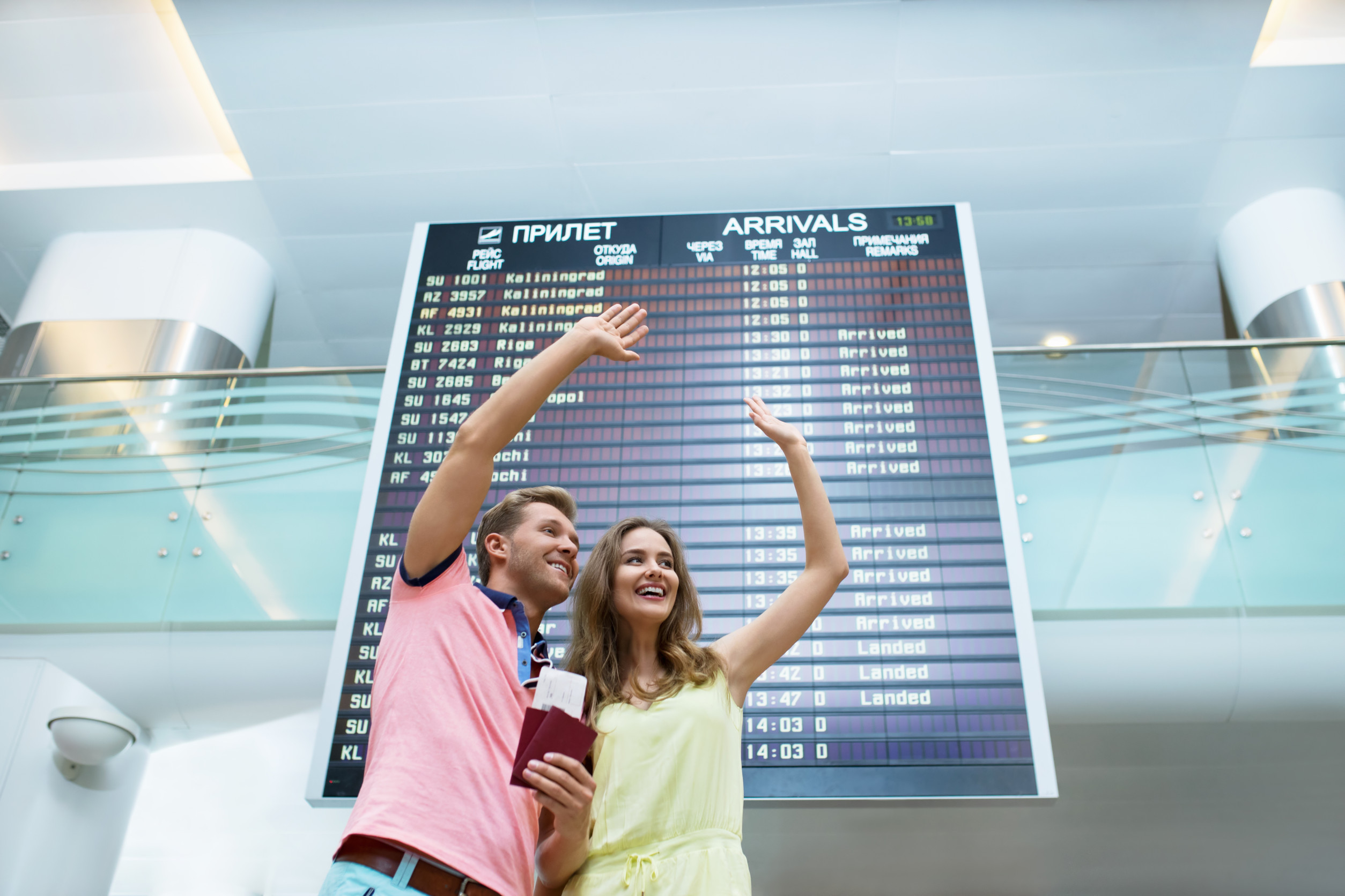 Glückliches Paar am Flughafen