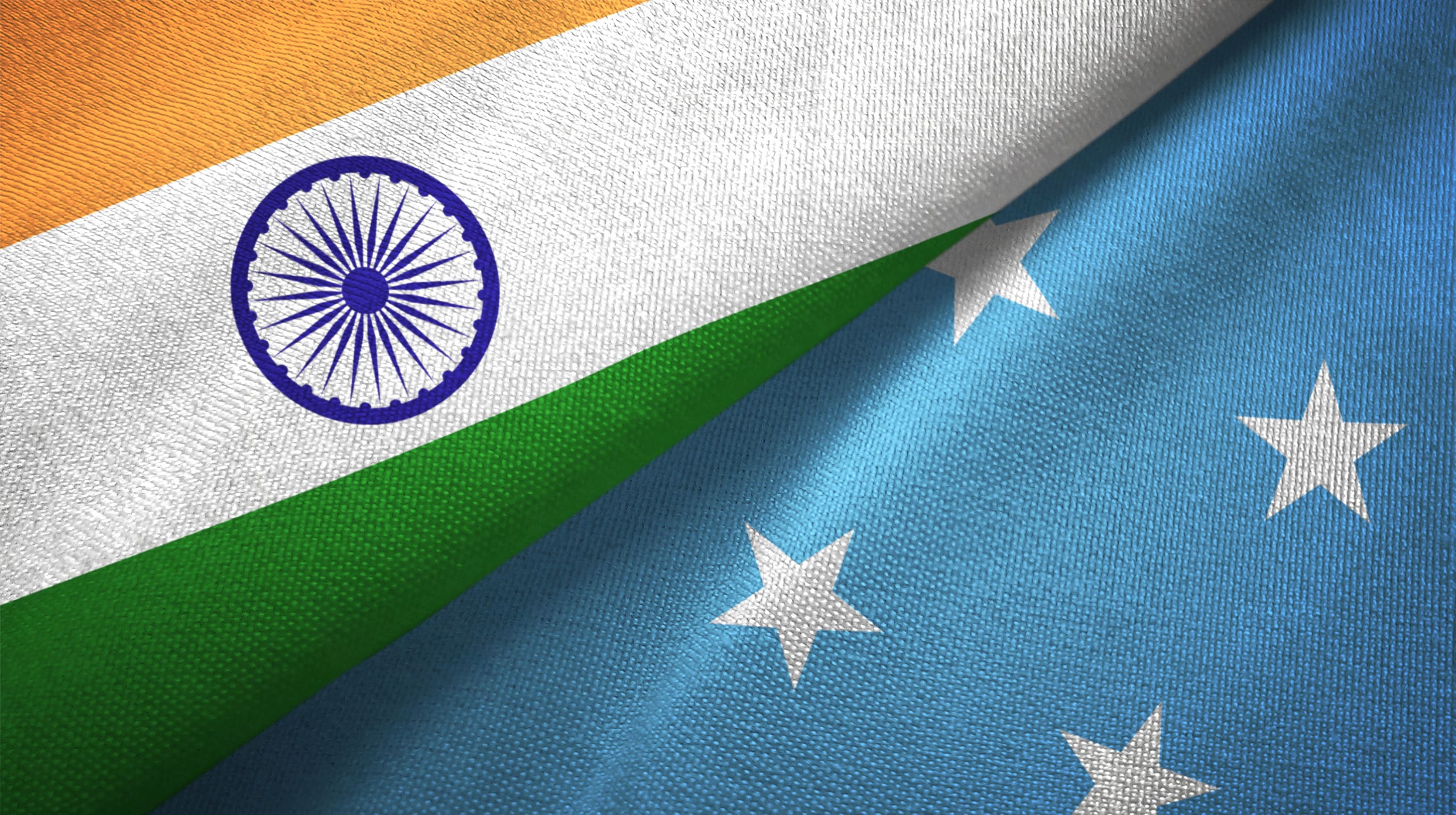 Indien und Mikronesien – zwei zusammengefaltete Flaggen
