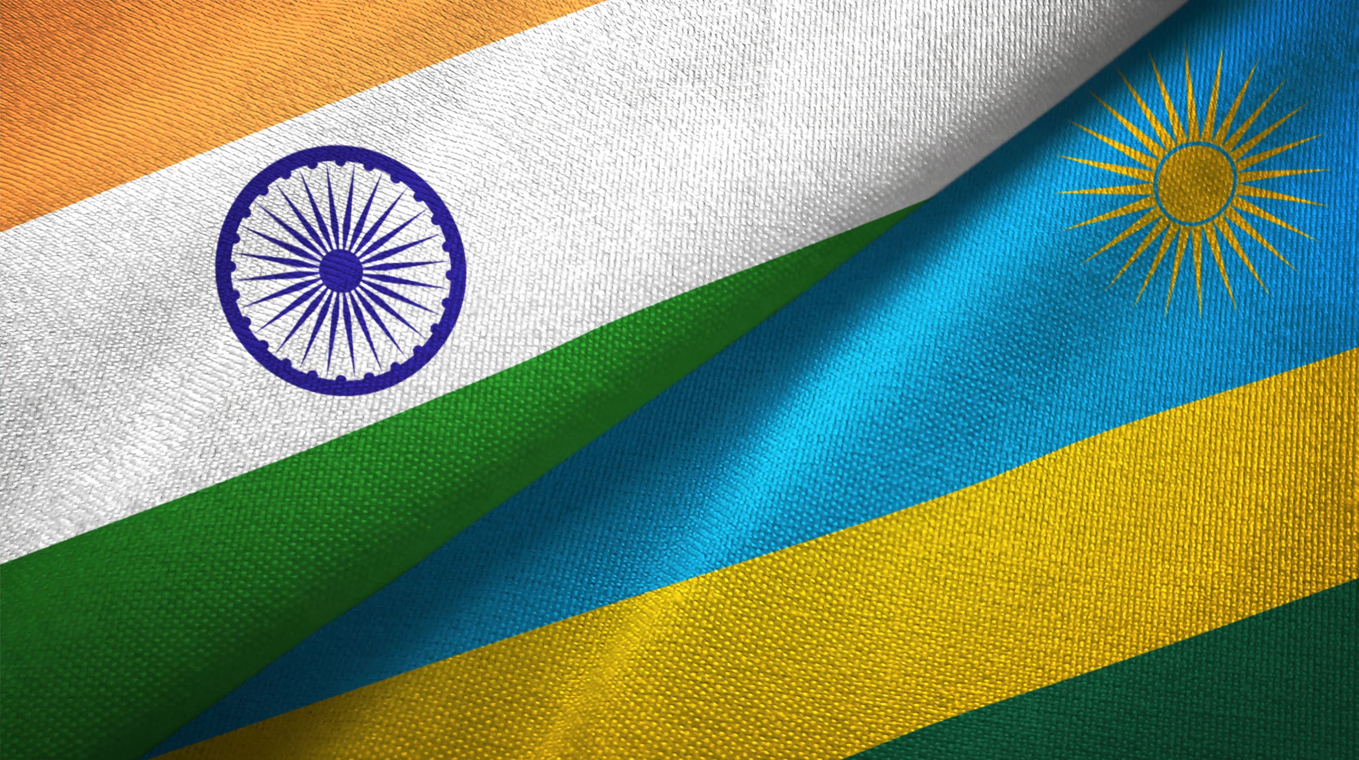 Indien und Ruanda – Zwei gefaltete Flaggen zusammen