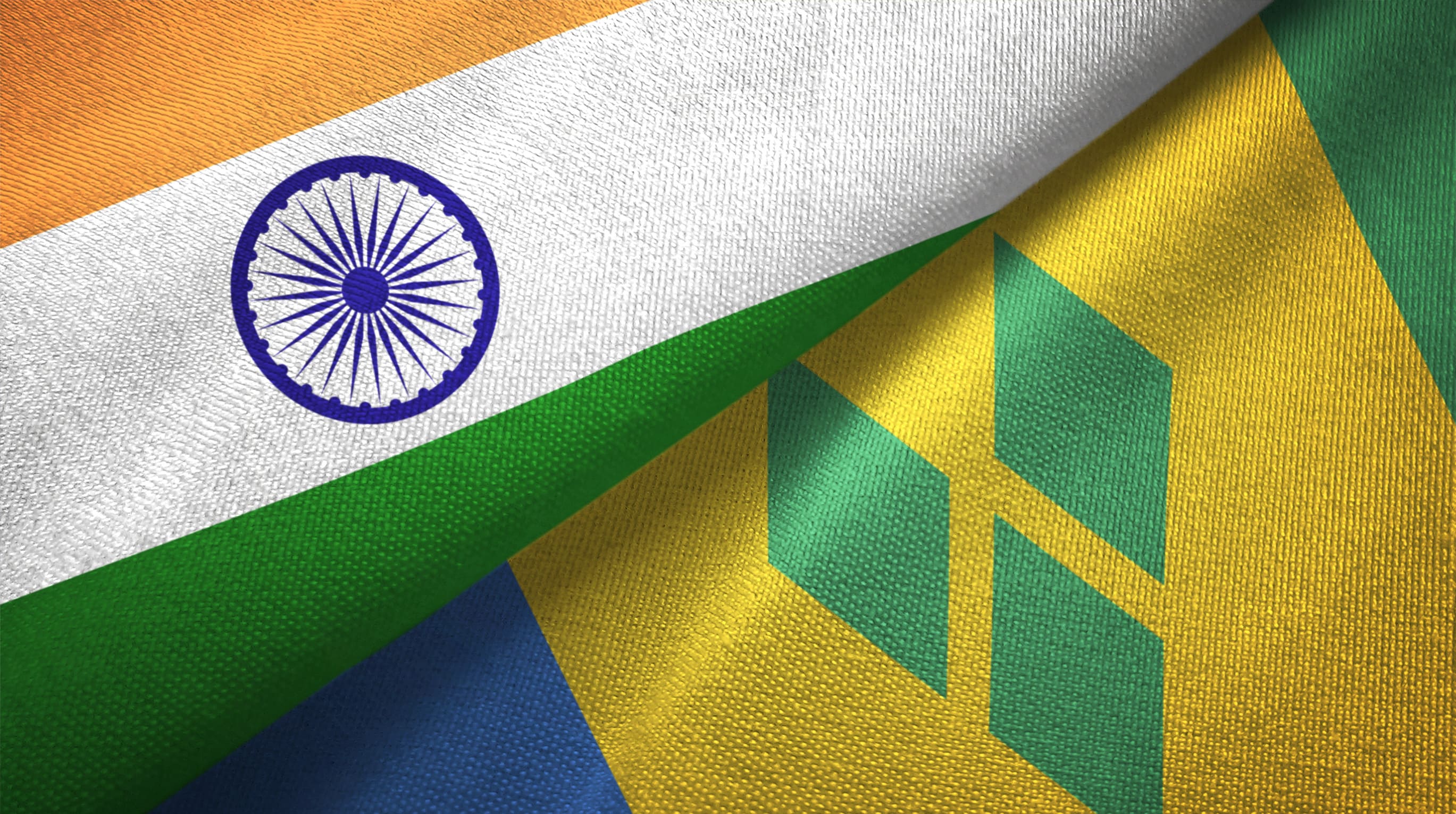 Indien und St. Vincent und die Grenadinen – zwei gefaltete Flaggen zusammen