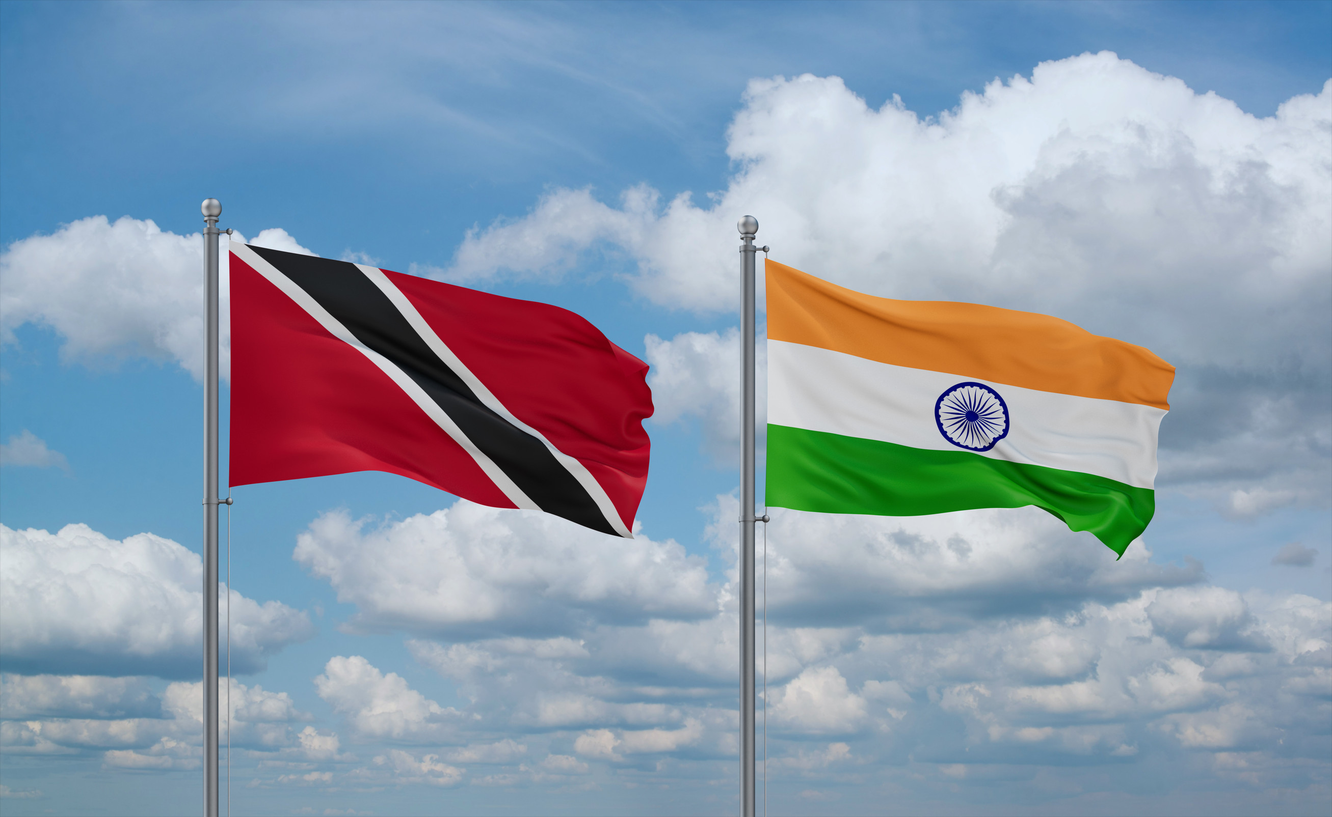 Indien und Trinidad und Tobago Flaggen wehen gemeinsam am blauen wolkigen Himmel, zwei Länder