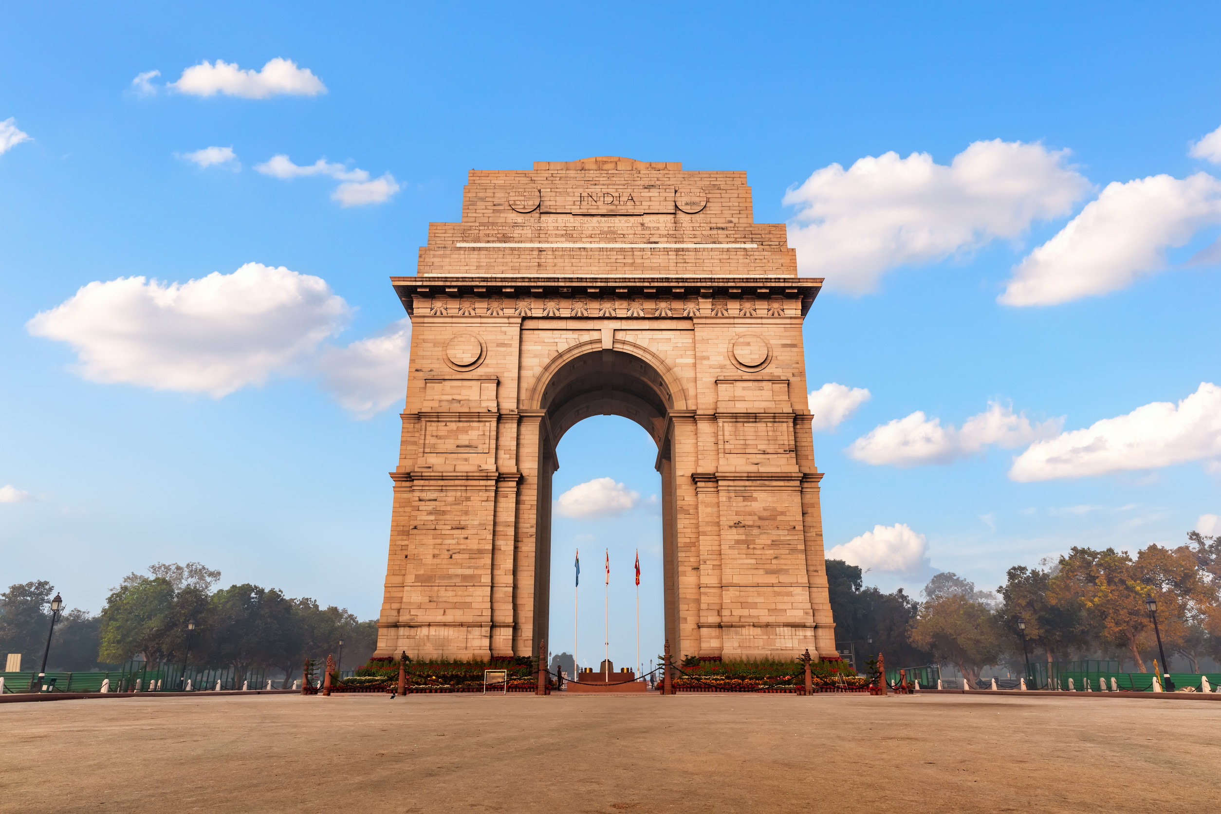 Indisches Tor unter den Wolken, berühmtes Wahrzeichen von Neu-Delhi, keine Menschen