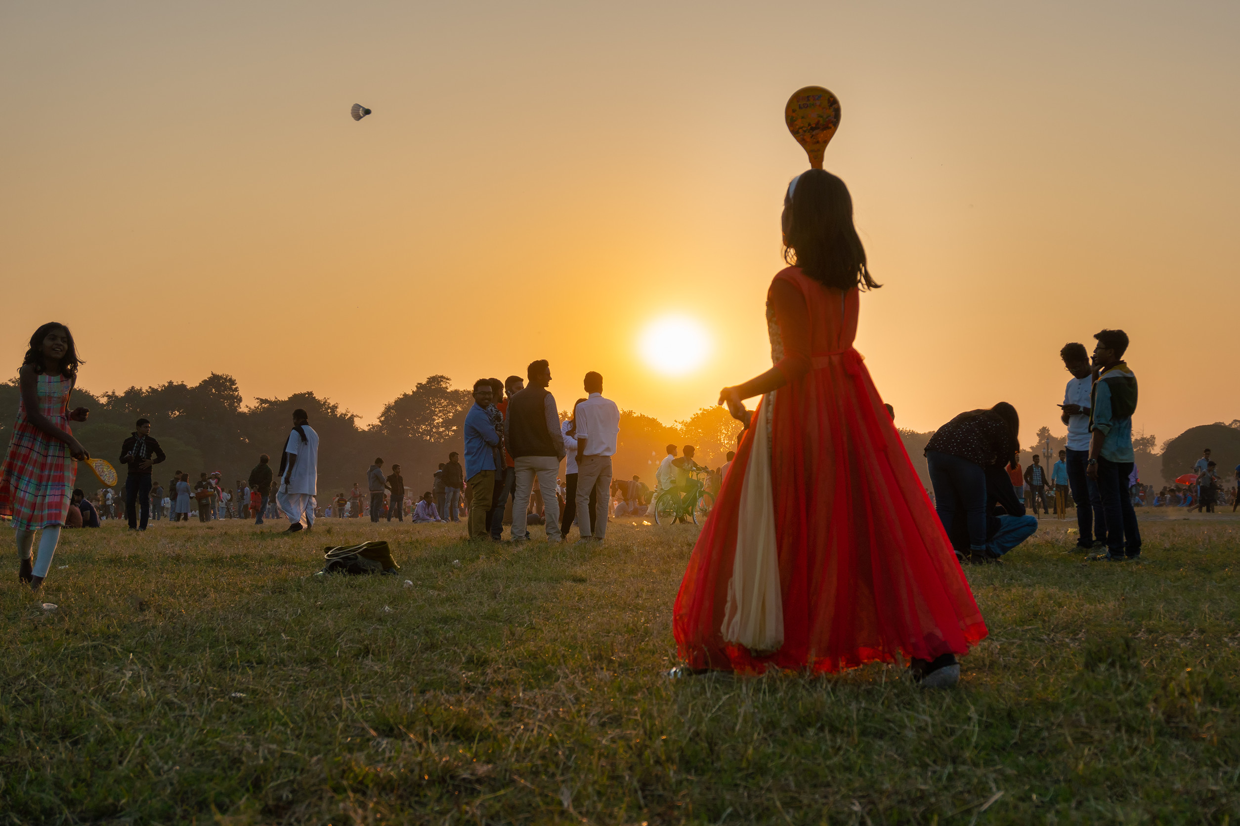 Indisches Mädchen spielt Badminton auf dem Kolkata Maidan