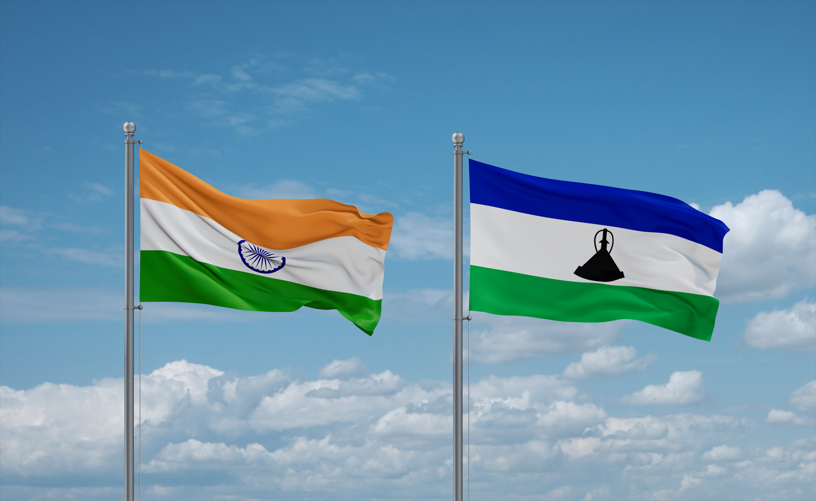 Winkende Flaggen von Lesotho und Indien