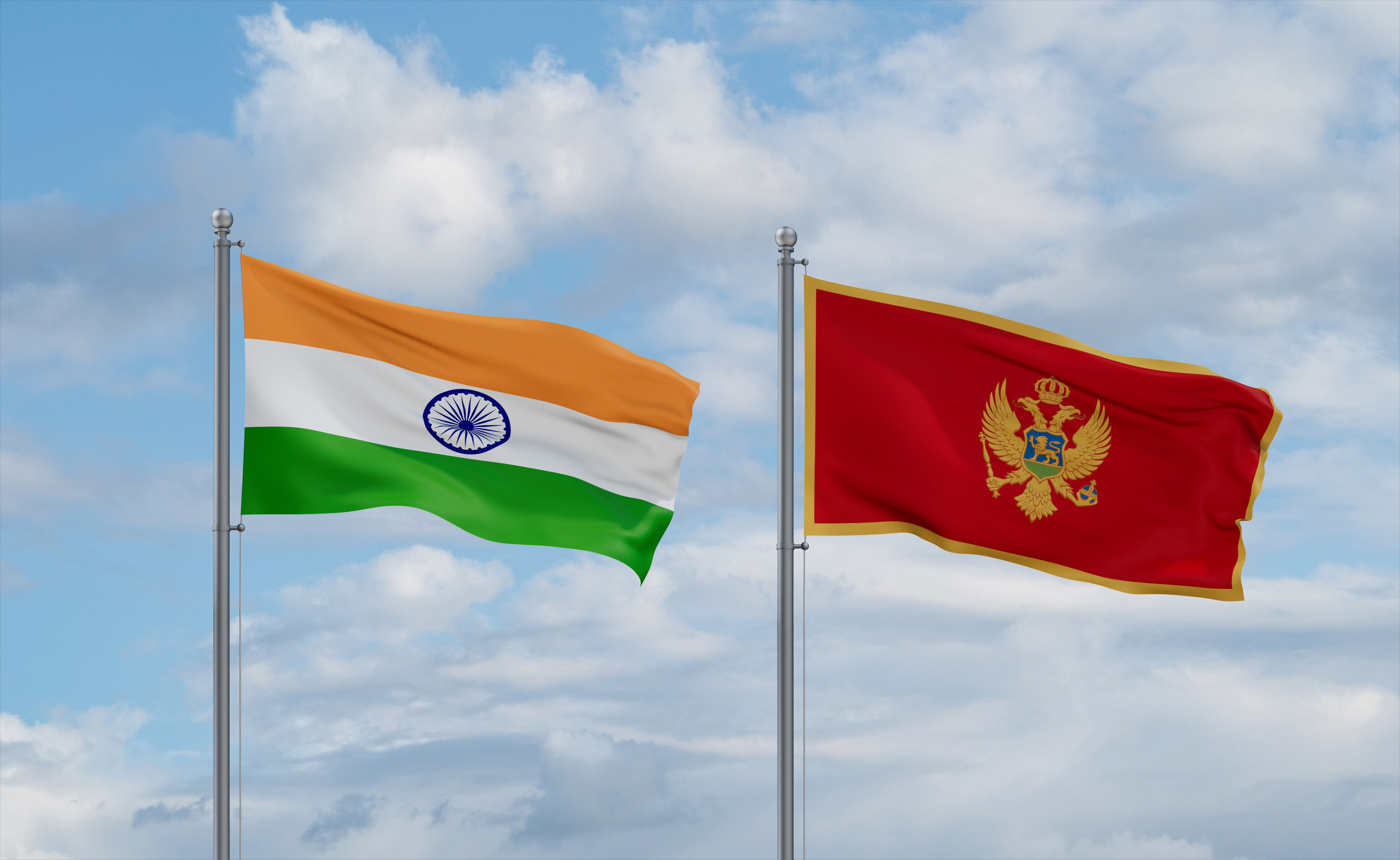 Flaggen von Montenegro und Indien wehen zusammen