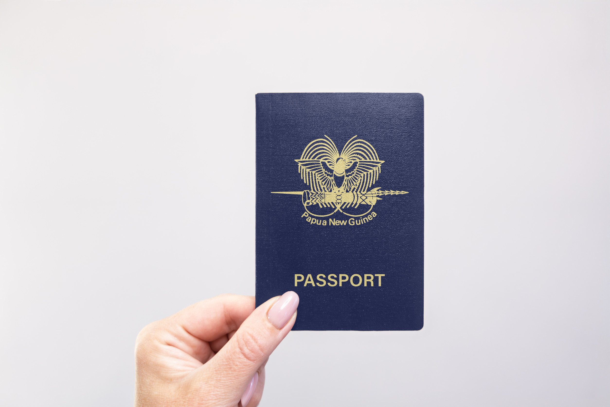 Papua-Neuguinea-Pass in der Hand vor weißem Hintergrund