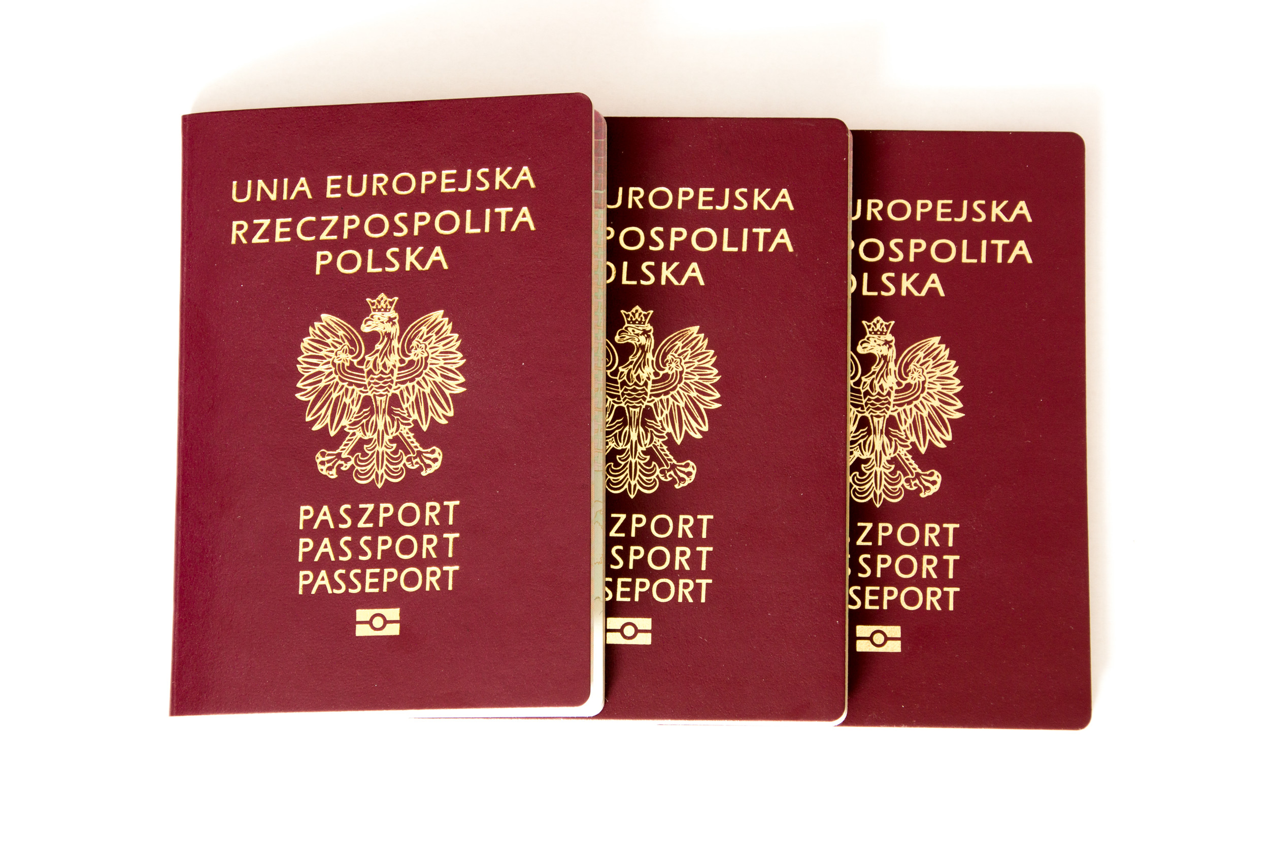 Polnische biometrische Pässe auf weißem Hintergrund