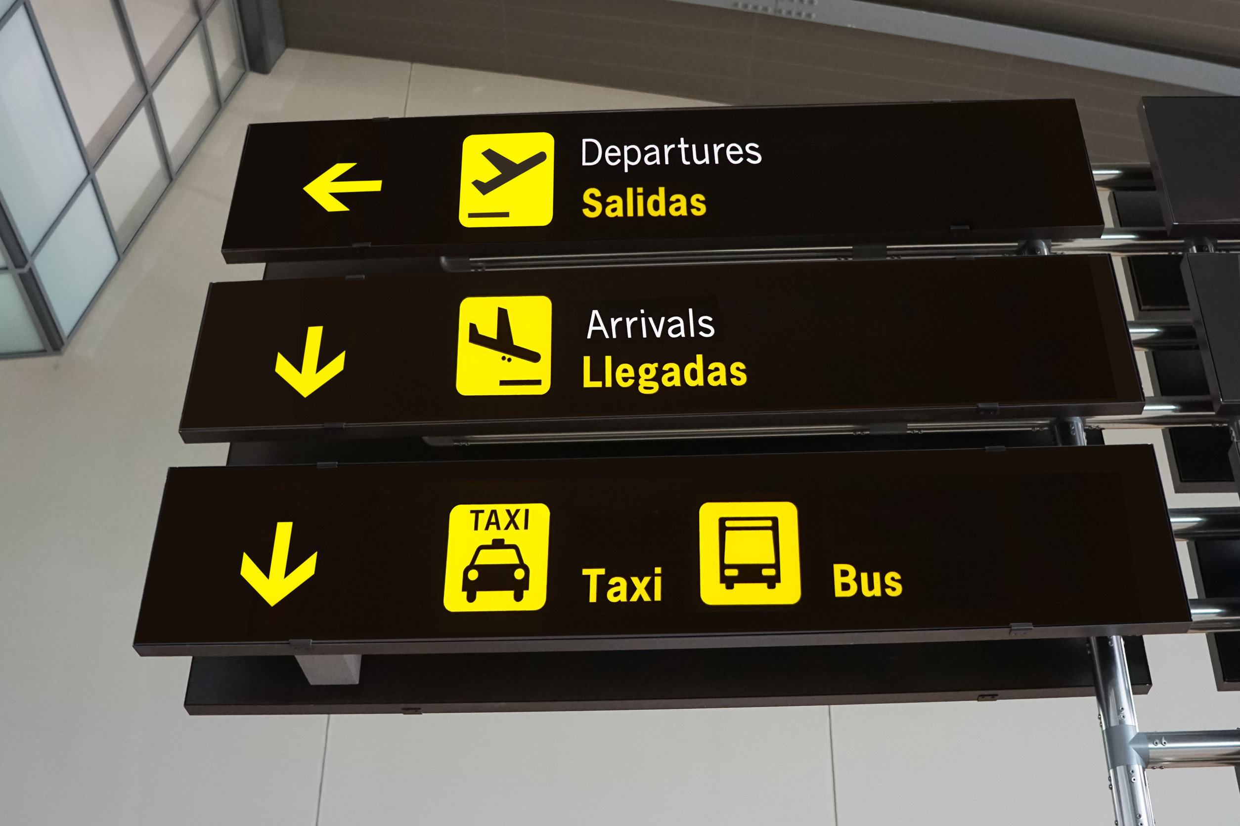Schilder in einem internationalen Flughafen