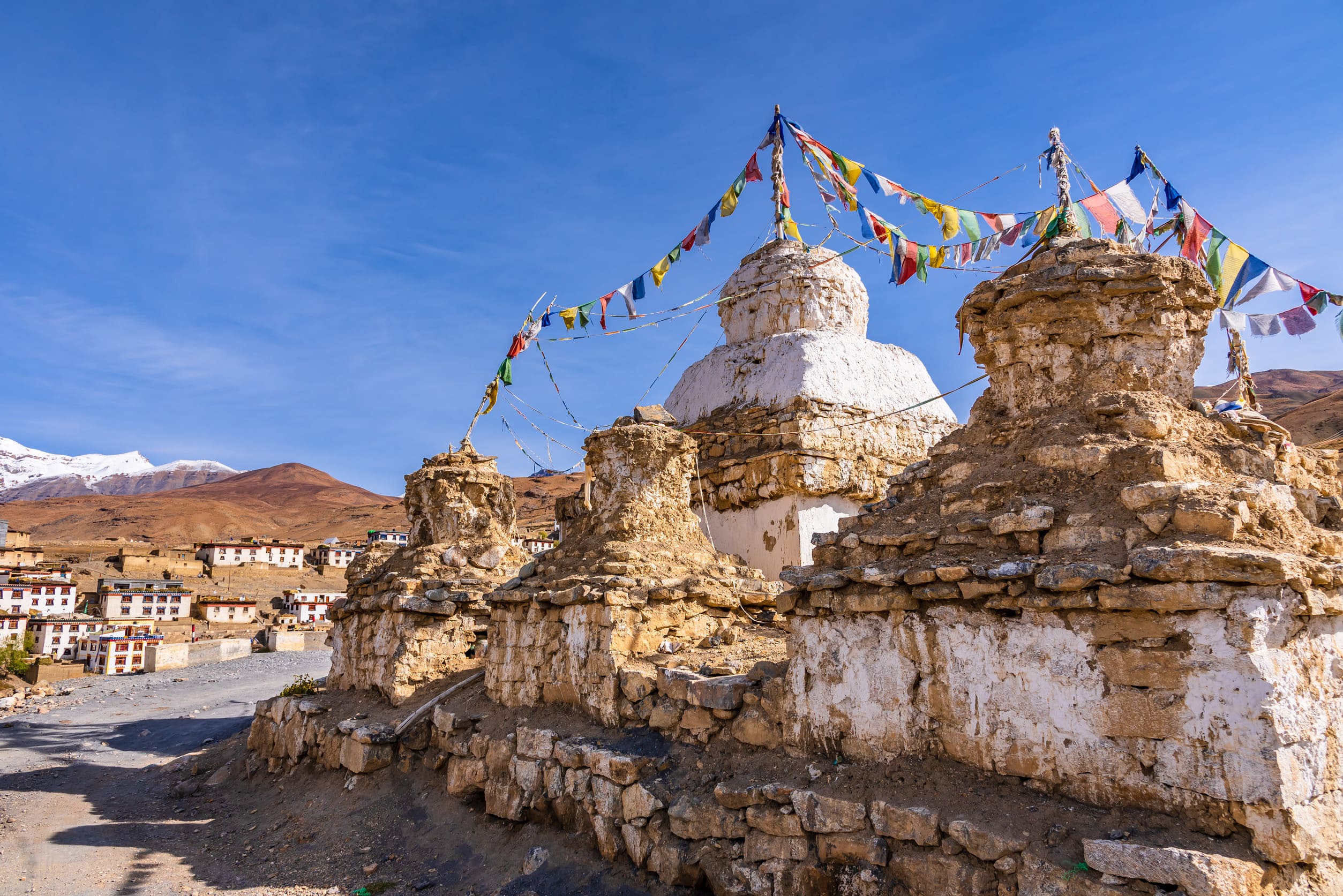 Stupa im Kibber-Dorf, bekannt für den Schneeleoparden des Kibber-Wildschutzgebiets