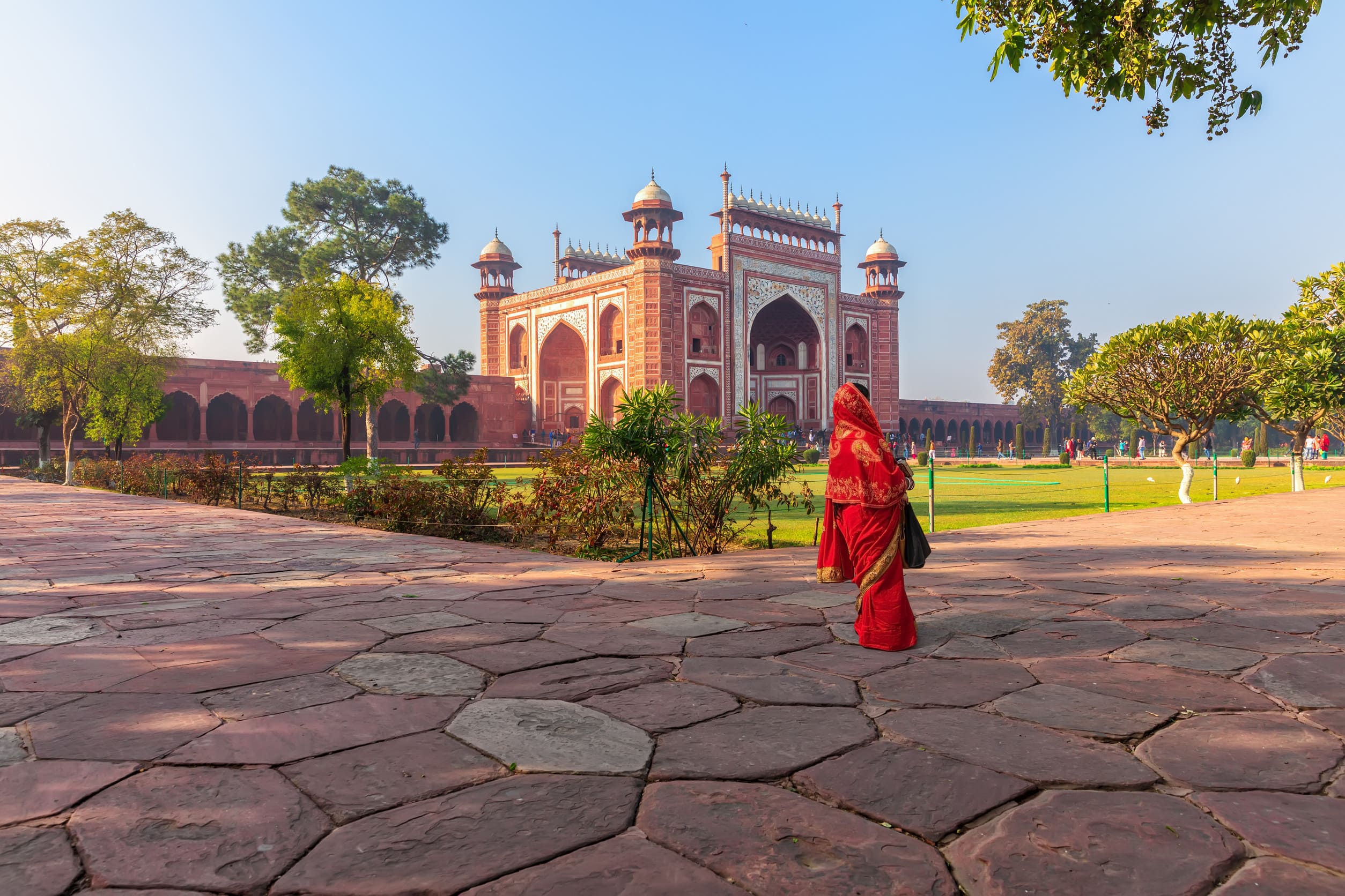 Taj Mahal Osttor und eine indische Frau, Indien Agra
