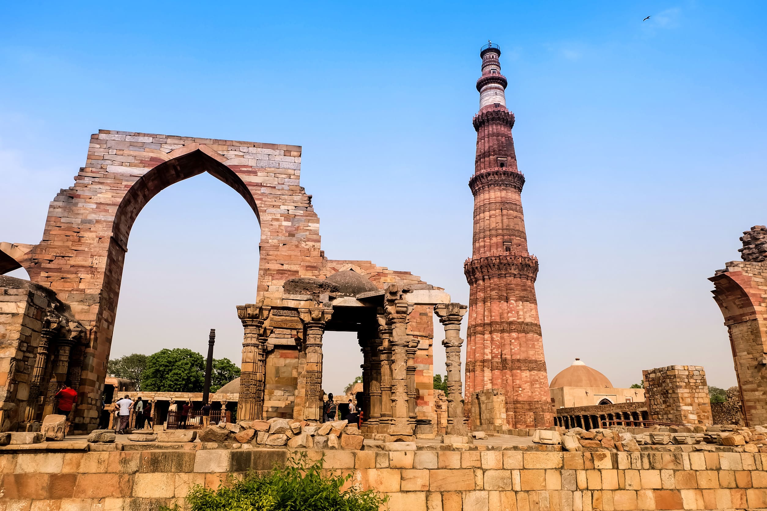 Blick auf Qutab Minar, das höchste Minarett der Welt