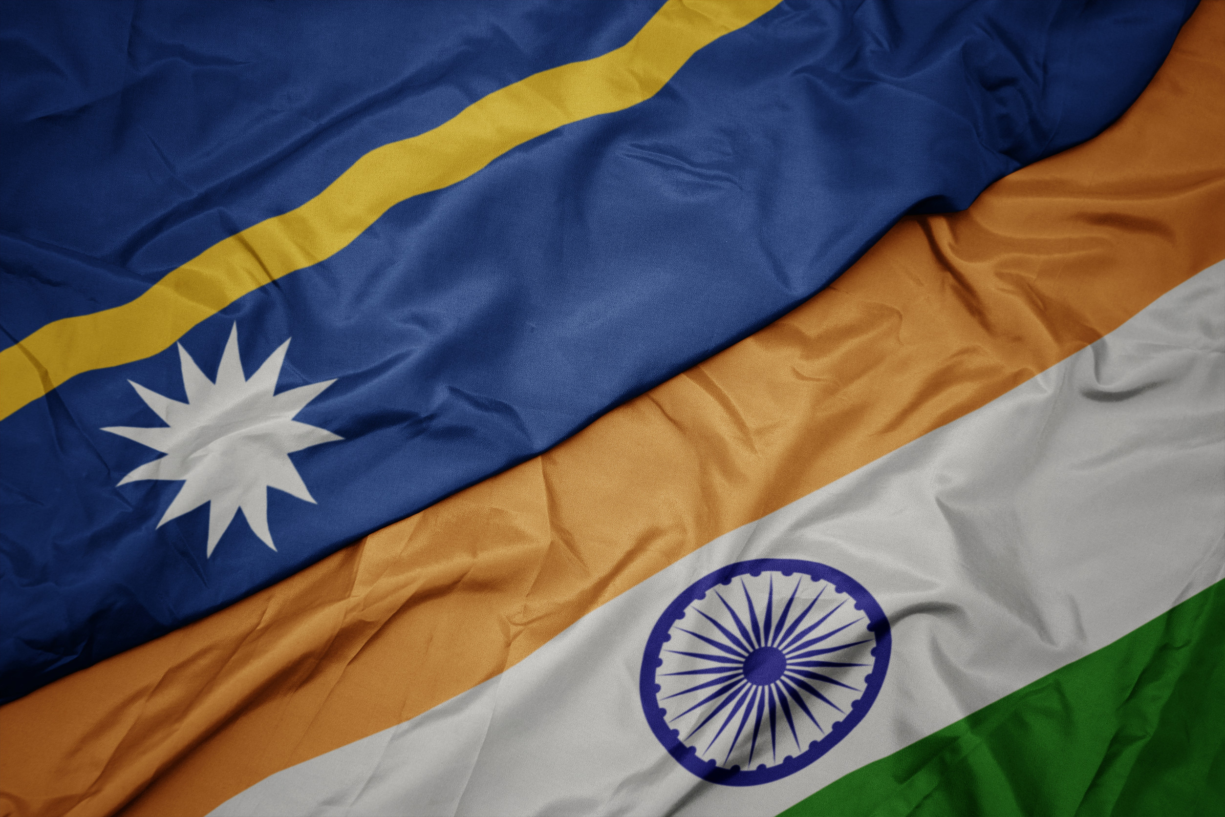 Winkende bunte Flagge von Indien und Nationalflagge von Nauru