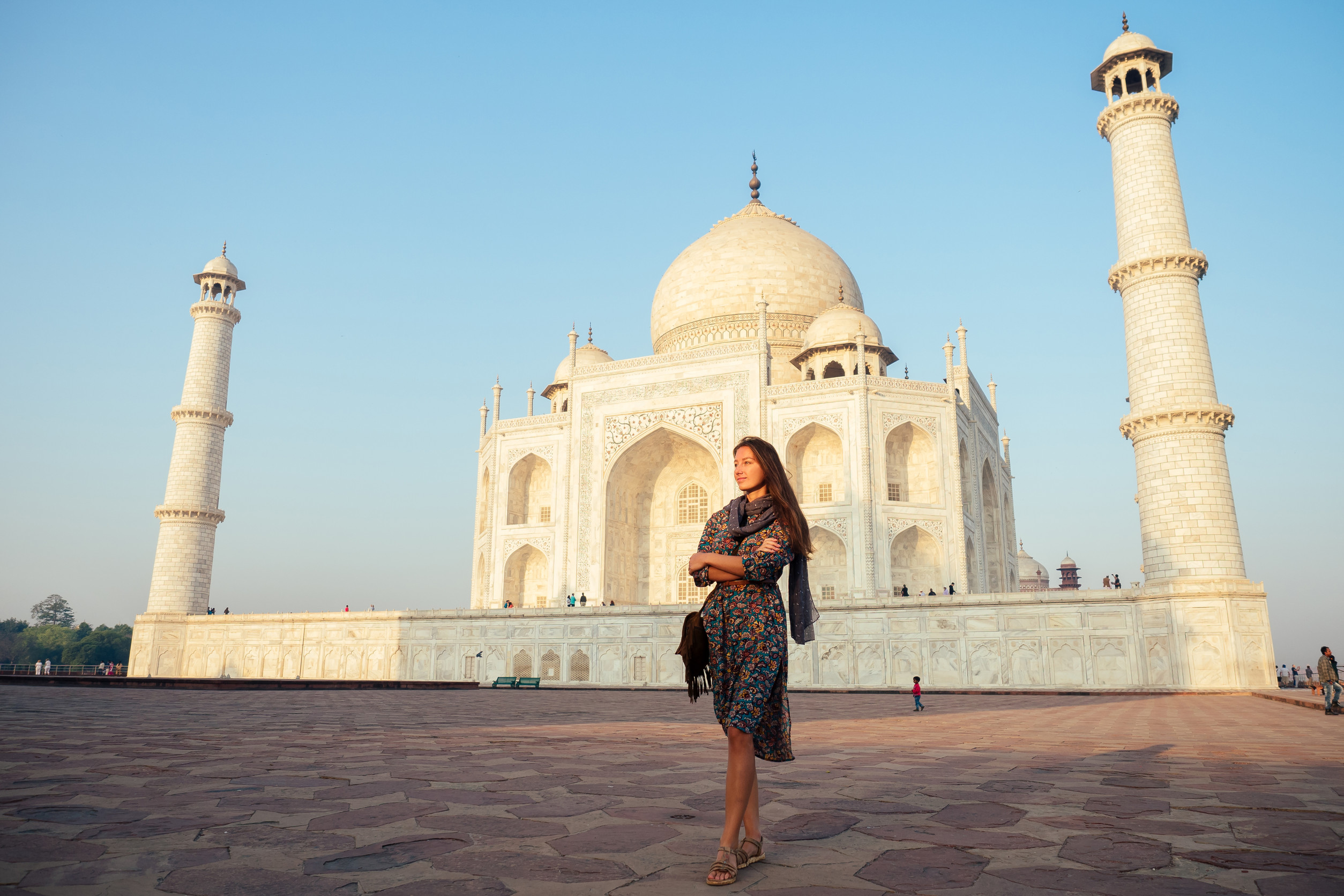 Junges Mädchen als Touristin blickt auf das Taj Mahal in Agra, Indien